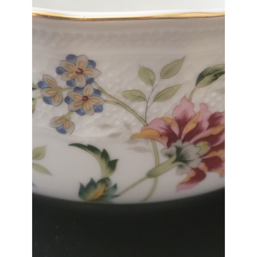 China Bowl Andrea by Sadek Made in Japan Gold‎ Trim Scallop Edge Floral Nobs Top